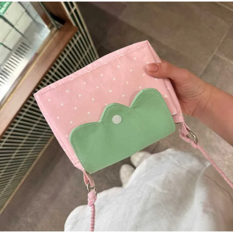 Erdbeerfarbene gepunktete Umhängetasche, leichte, vielseitige Umhängetasche für Pendlerinnen, niedliche Flip-Messenger-Tasche, Mädchen-Geldbörse – Detail 15