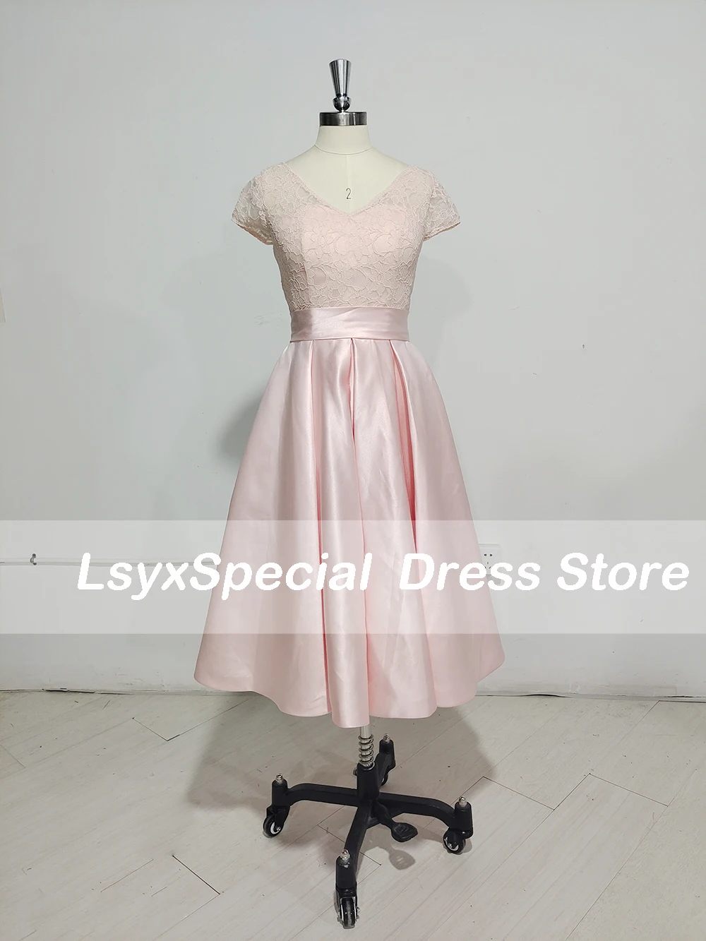 LSYX Vestido de satén rosa con manga de casquillo, apliques de encaje, Espalda descubierta, elegante vestido de fiesta de graduación con lazo, largo hasta el té