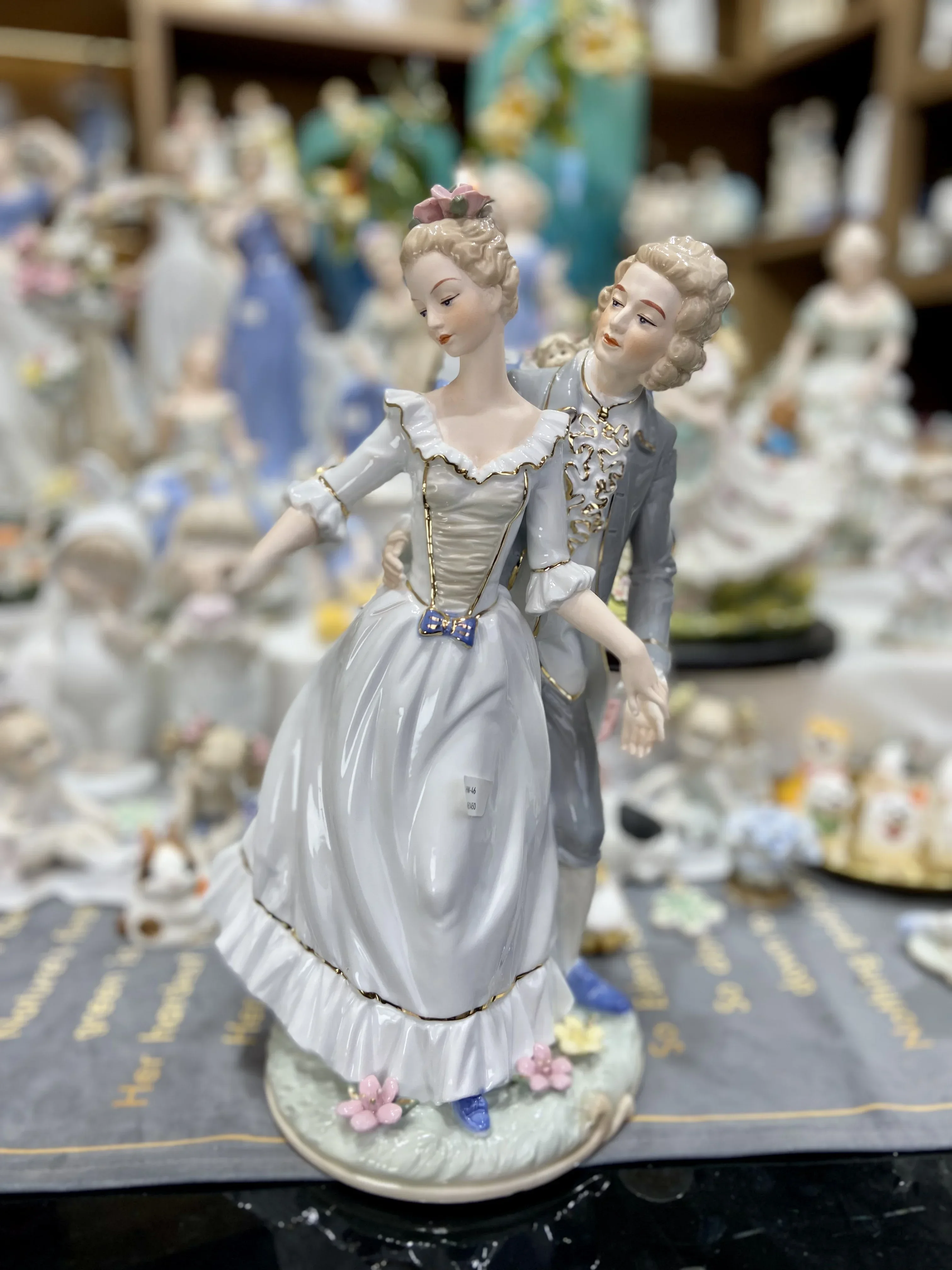 European Vintage Porcelain Lovers Figurine Handmade Ceramics Chateau Couple Figure Statue Decor Gift Craft Adornment Furnishing view 2