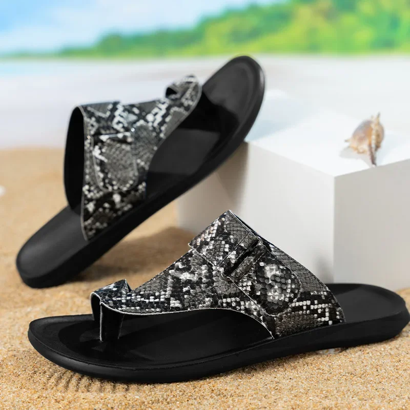 

Мужские сандалии большого размера, летние, новые, модные, с дизайном под змеиную кожу, на плоской подошве, нескользящие, с ремешком между пальцами