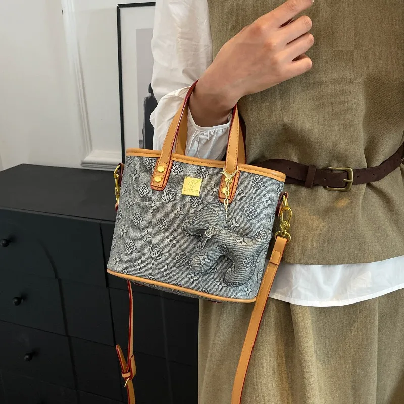 

Cute Pet Pendant, briefcase, women's bag, commuting single shoulder crossbody bag, fashionable and popular item