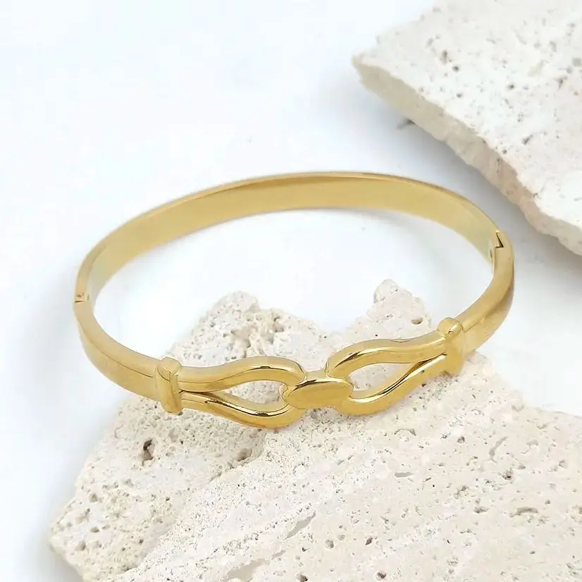 

Gold Horseshoe Buckle Bangle for Women, Stainless Steel Hinged Bracelet, Minimalist Luxury Jewelry Gift for Daily Party Wear