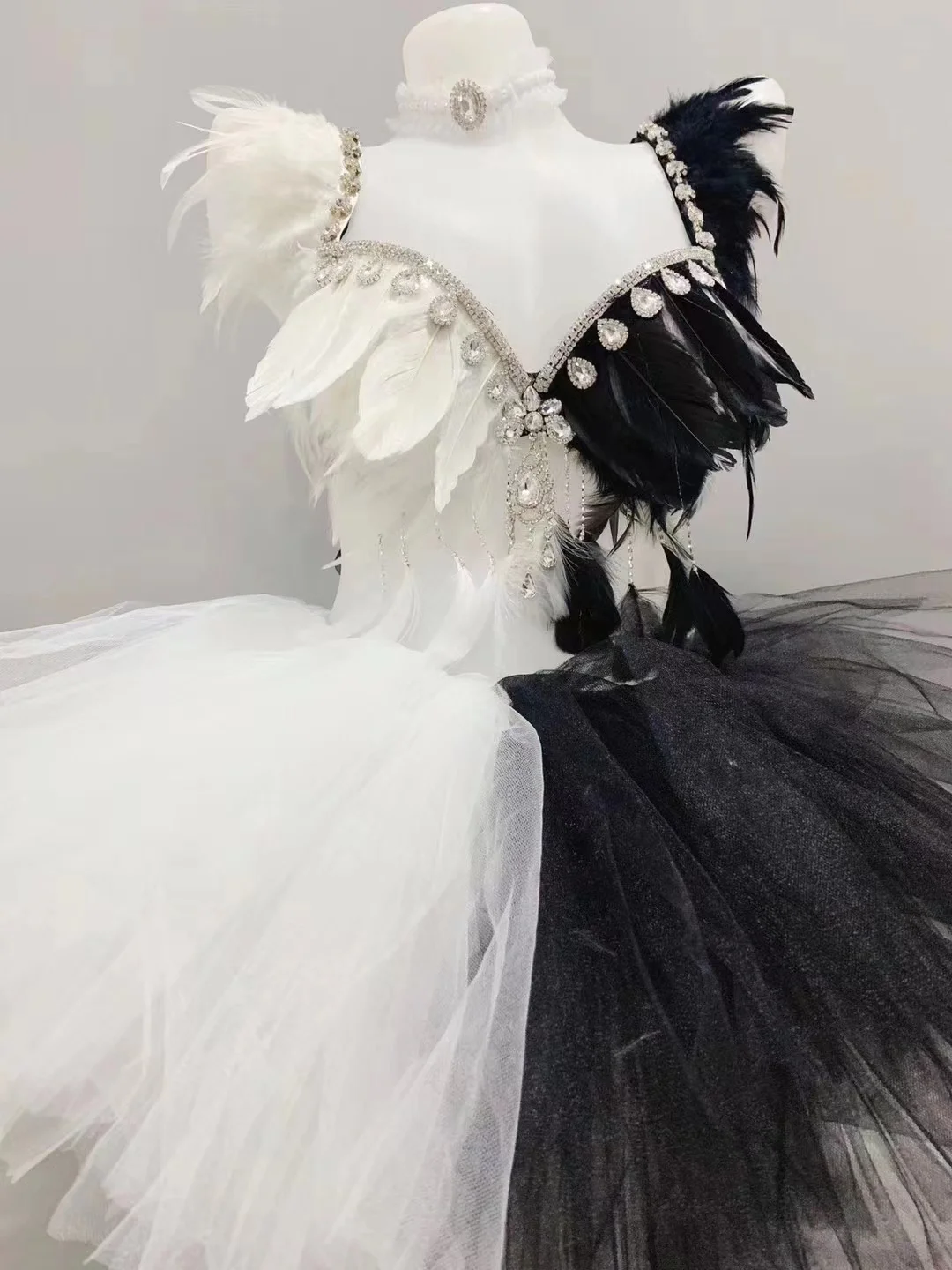 Sexy Music Festival Party Rave Outfit Shiny Rhinestones Black White Feather Splice Bikini Tutu Skirt Singer Dancer Stage Wear