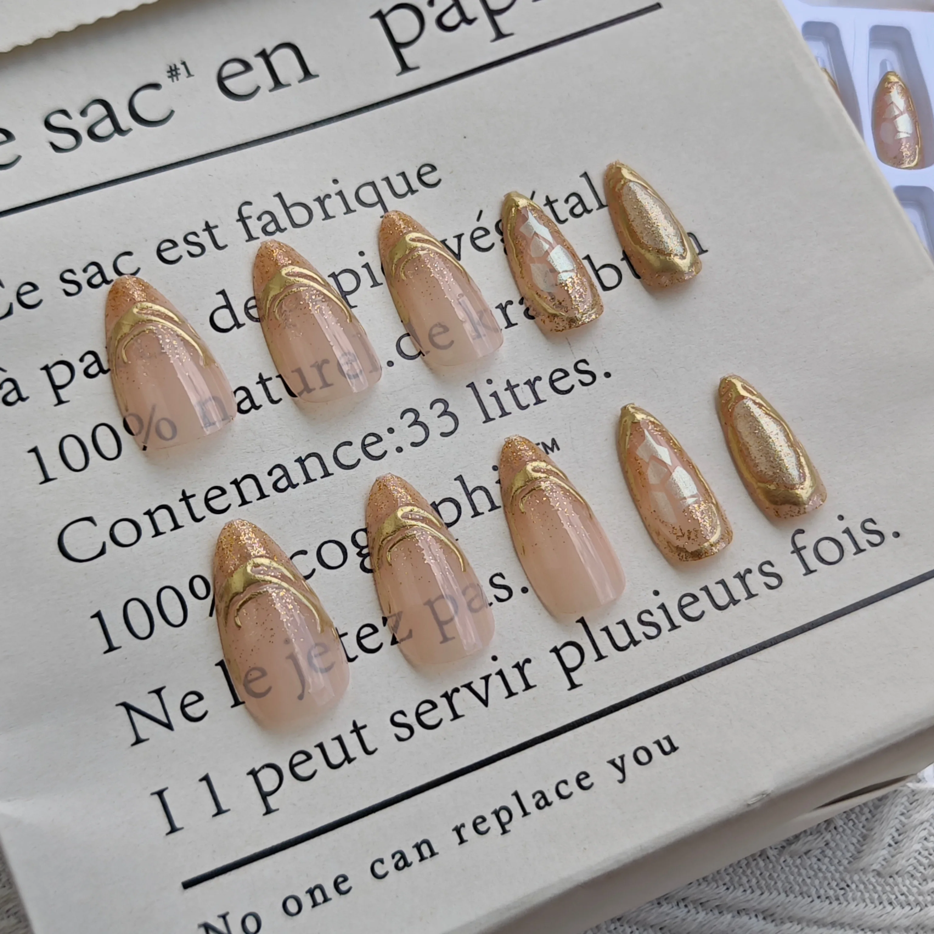 24 個のモルテン ゴールド 3D マイクロ ビーズ テクスチャー プレスオン ネイル – パーリー シャード付きショート アーモンド シェイプ フェイク ネイル セット