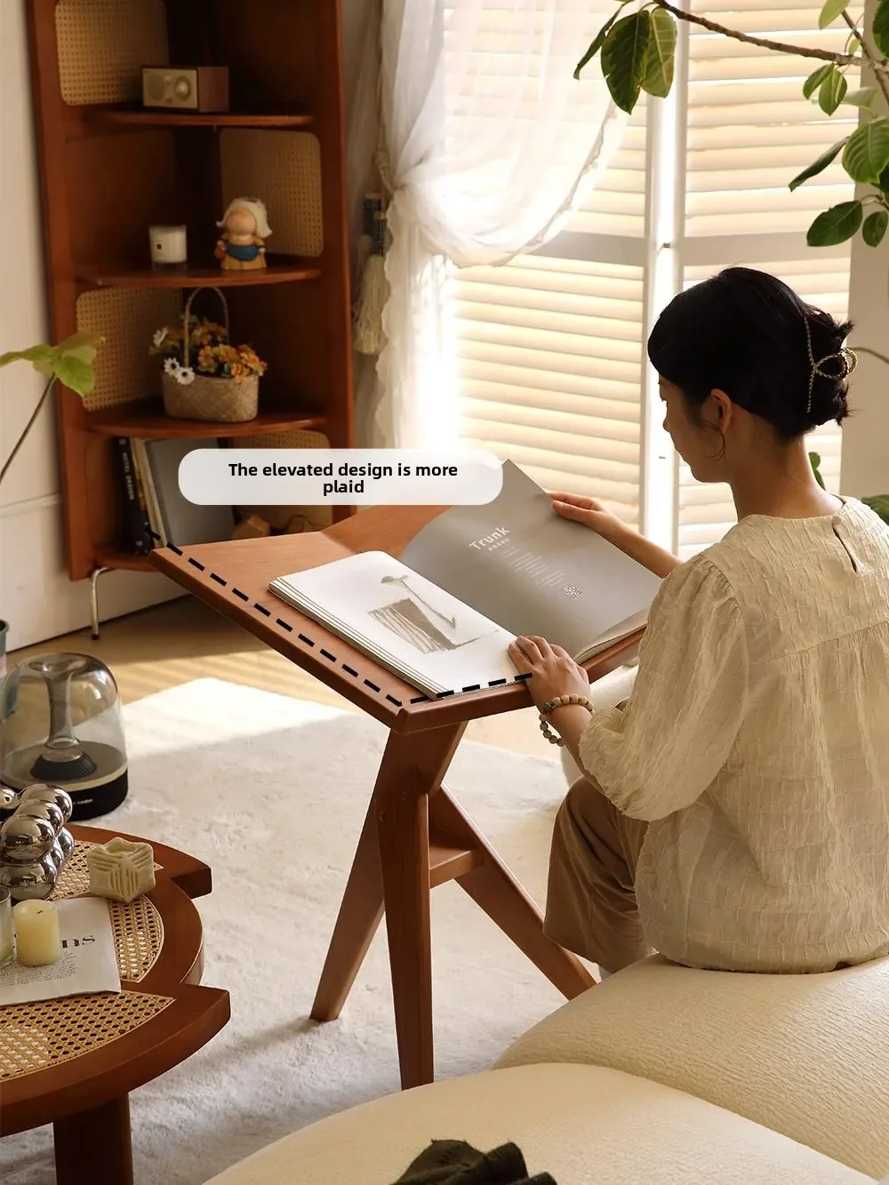 Medium and retro floor-to-ceiling reading bracket, newspaper shelf, cabinet, solid wood art, mobile magazine storage, display