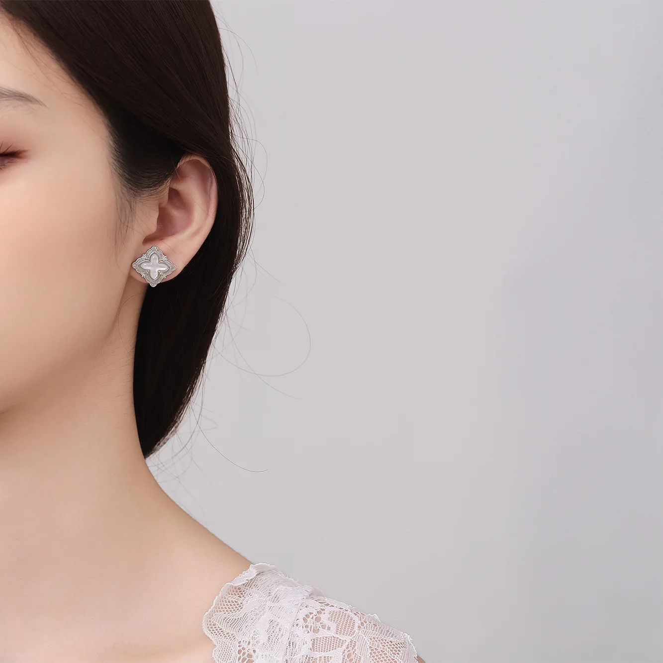 S925 Sterling Silver Retro Four-leaf Clover White Shell Stud Earrings Women's Fashionable High-end Earrings, Daily Wear Jewelry