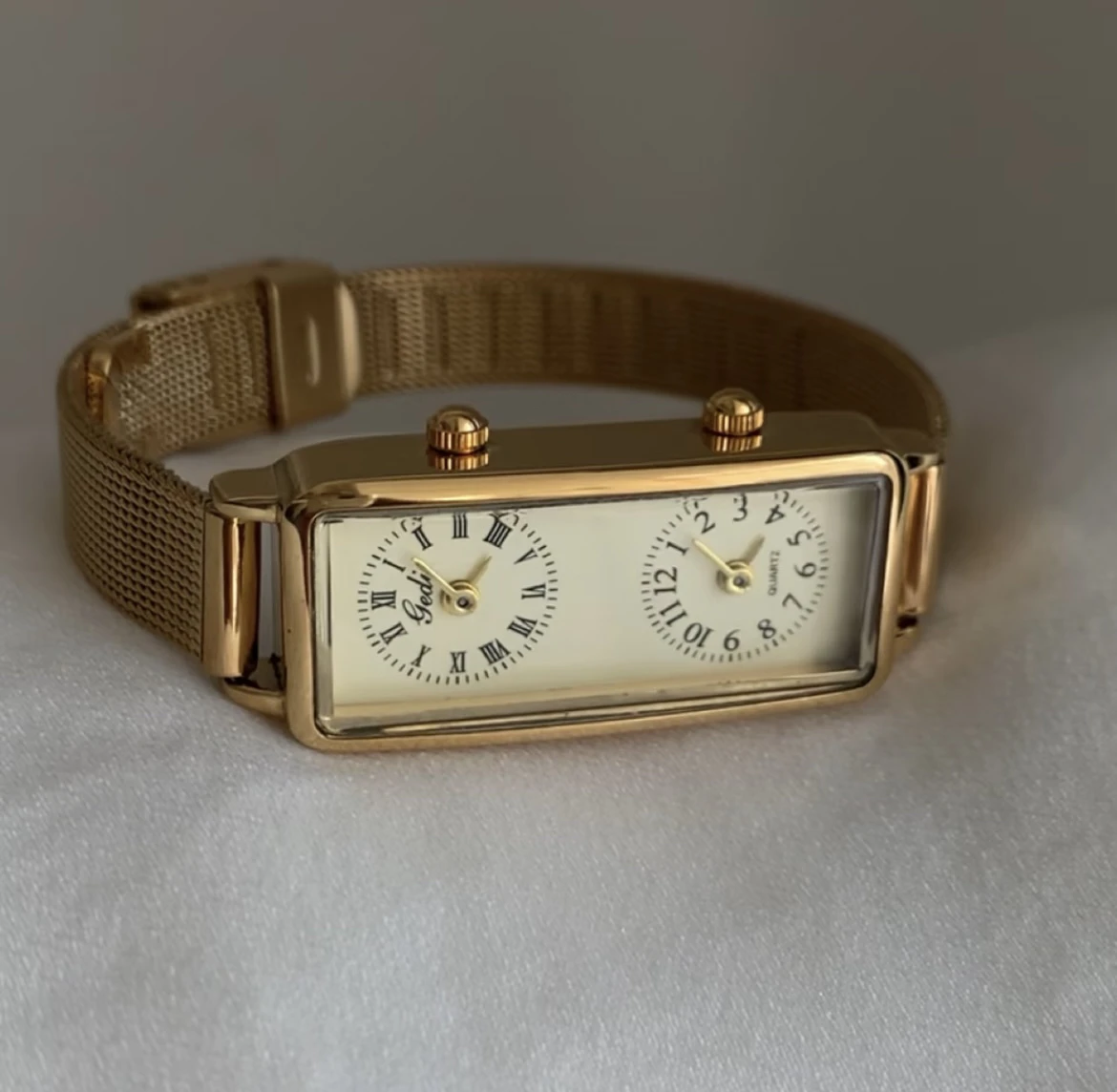 

ElegantWomen'SWristwatchRectangularDesignSophisticatedQuartzWatch With Gold Double Dial Stylish And Sophisticated Women'S Watch.