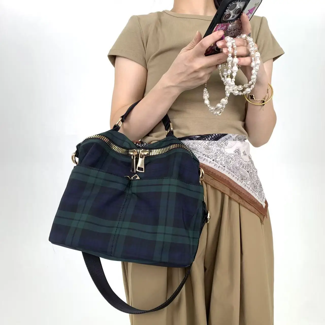 

Ladies' fashionable and lightweight nylon handbag with multiple pockets, casual and simple crossbody bag