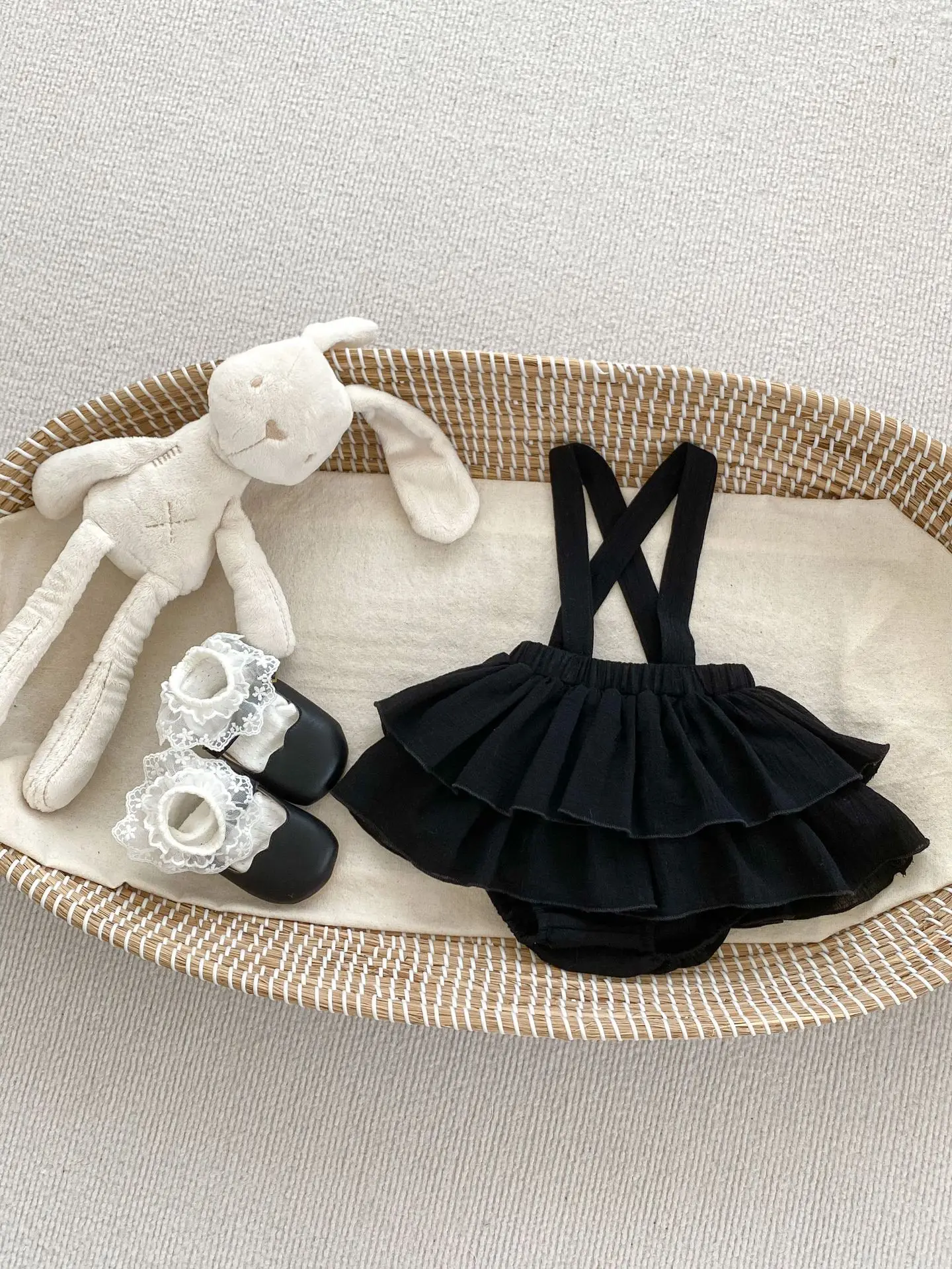 2025 New Baby Clothes Spring and Autumn Korean Version Baby Girl Solid Color Big Lapel Shirt Strap Fart Pants Two-piece Set