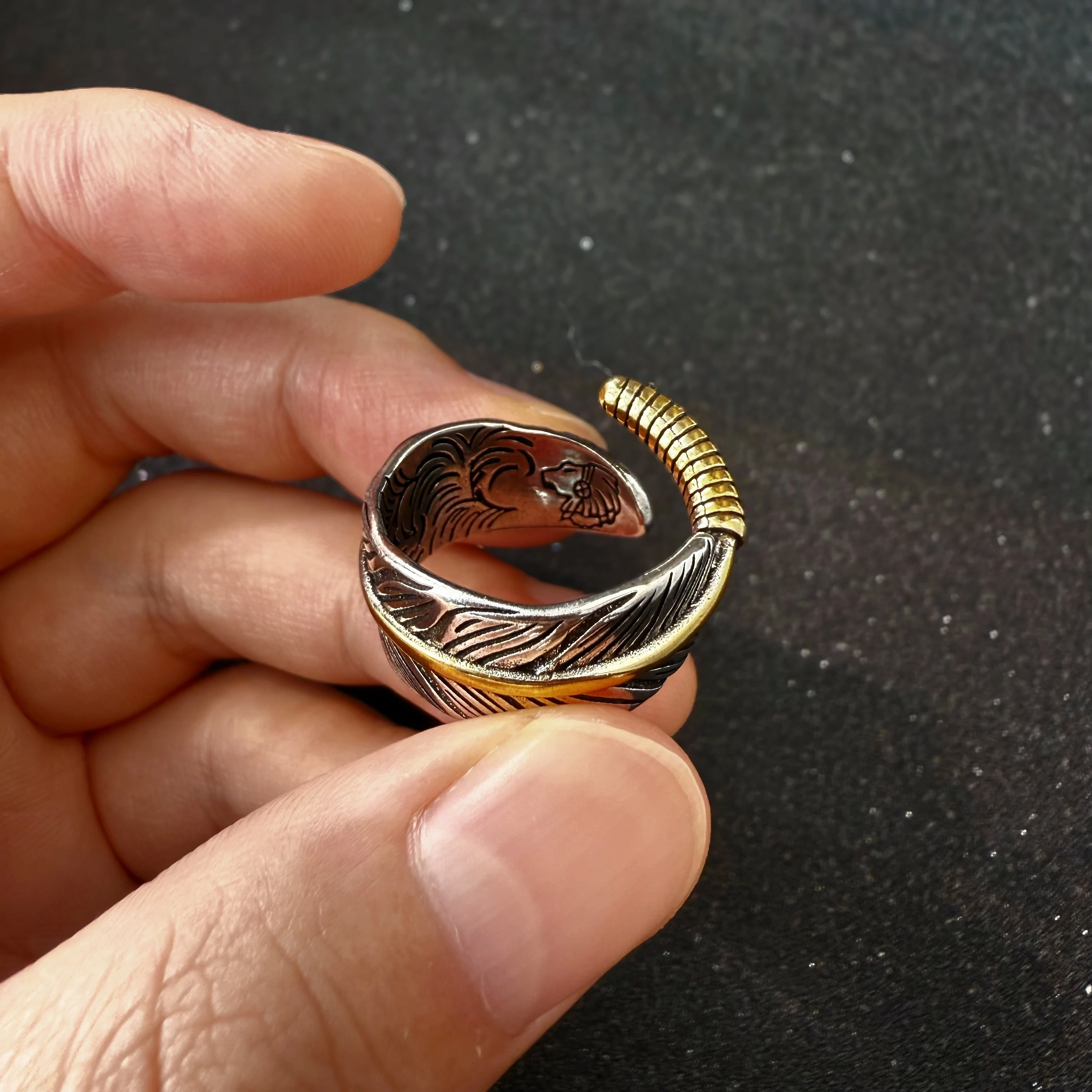 Retro Goldener Feder-Graffiti Verstellbarer Offener Ring für Männer Punk Gothic Edgy Versilbertes Messing Schmuck Biker-Accessoires Geschenk – Detail 11