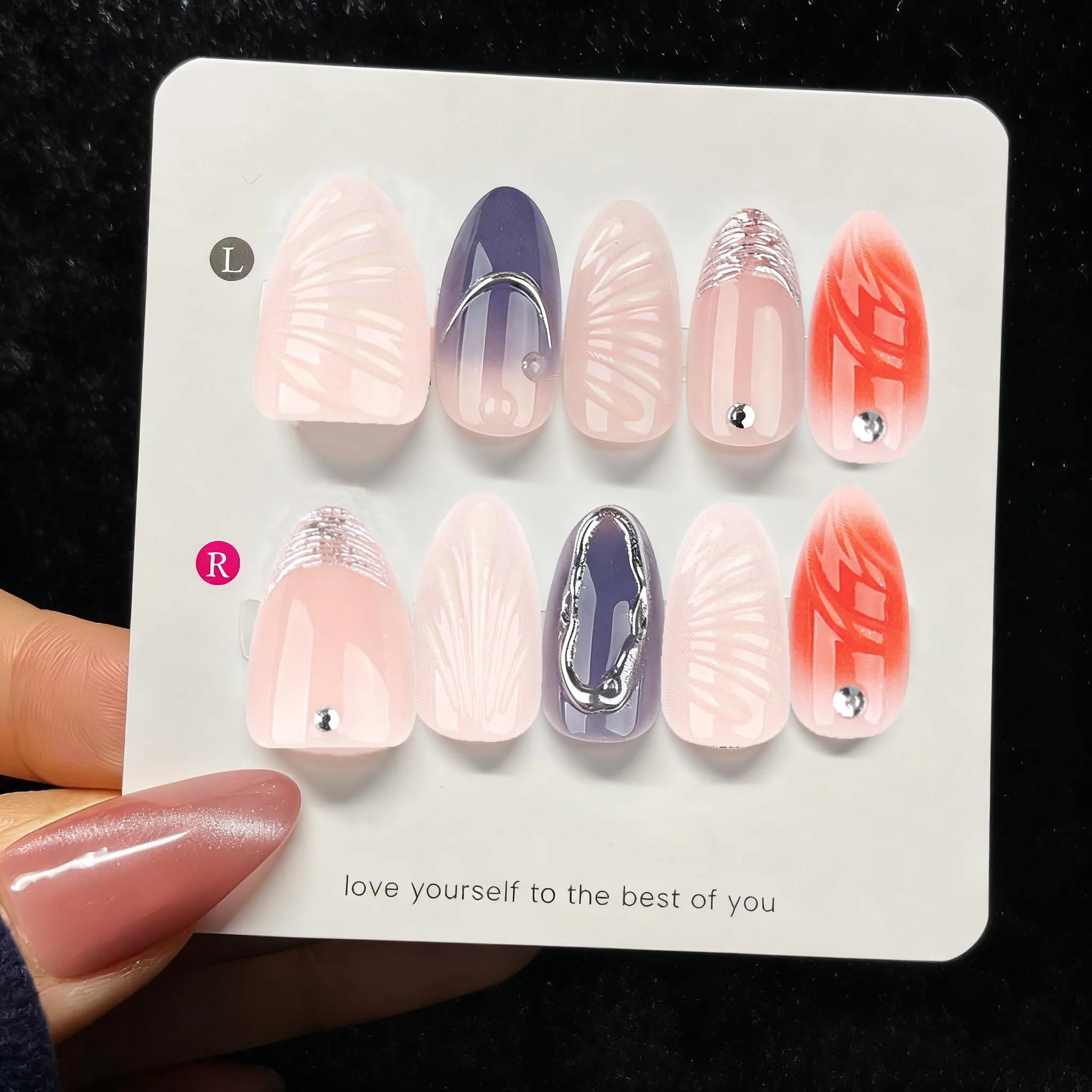 24 قطعة ضغط اللوز القصير على الأظافر الزائفة المتدرجة الفرنسية مع أنماط الفضة الأبيض ثلاثية الأبعاد قذيفة الأظافر وهمية للنساء أظافر قابلة للفصل