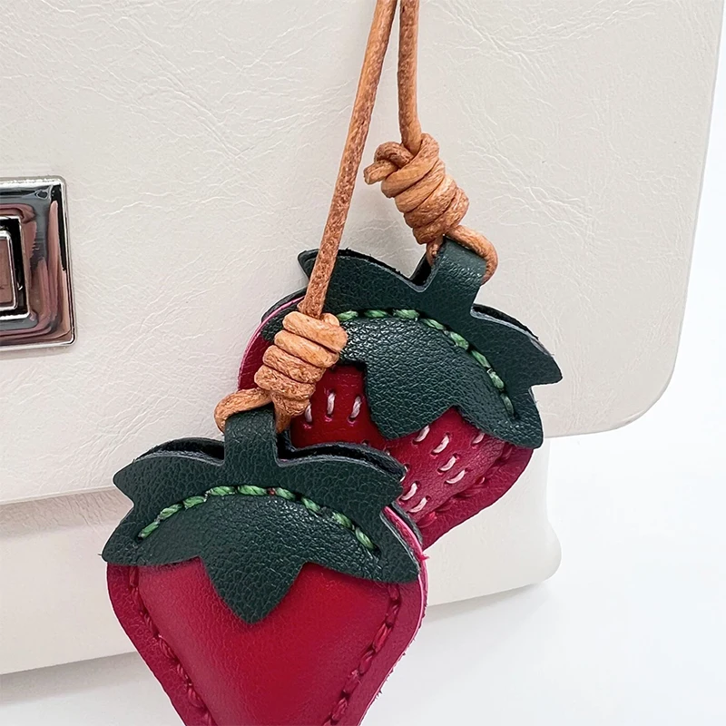 رائعة الراقية حقيبة الفراولة المعلقات عالية الجودة الجلود المفاتيح المعلقات الإبداعية مزدوجة الفراولة مخيط يدويا الهدايا