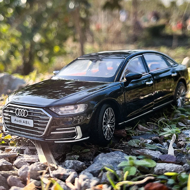 1:32 AUDI A8 modello di auto in lega pressofuso veicoli giocattolo in metallo modello di auto alta simulazione collezione di suoni e luci regali