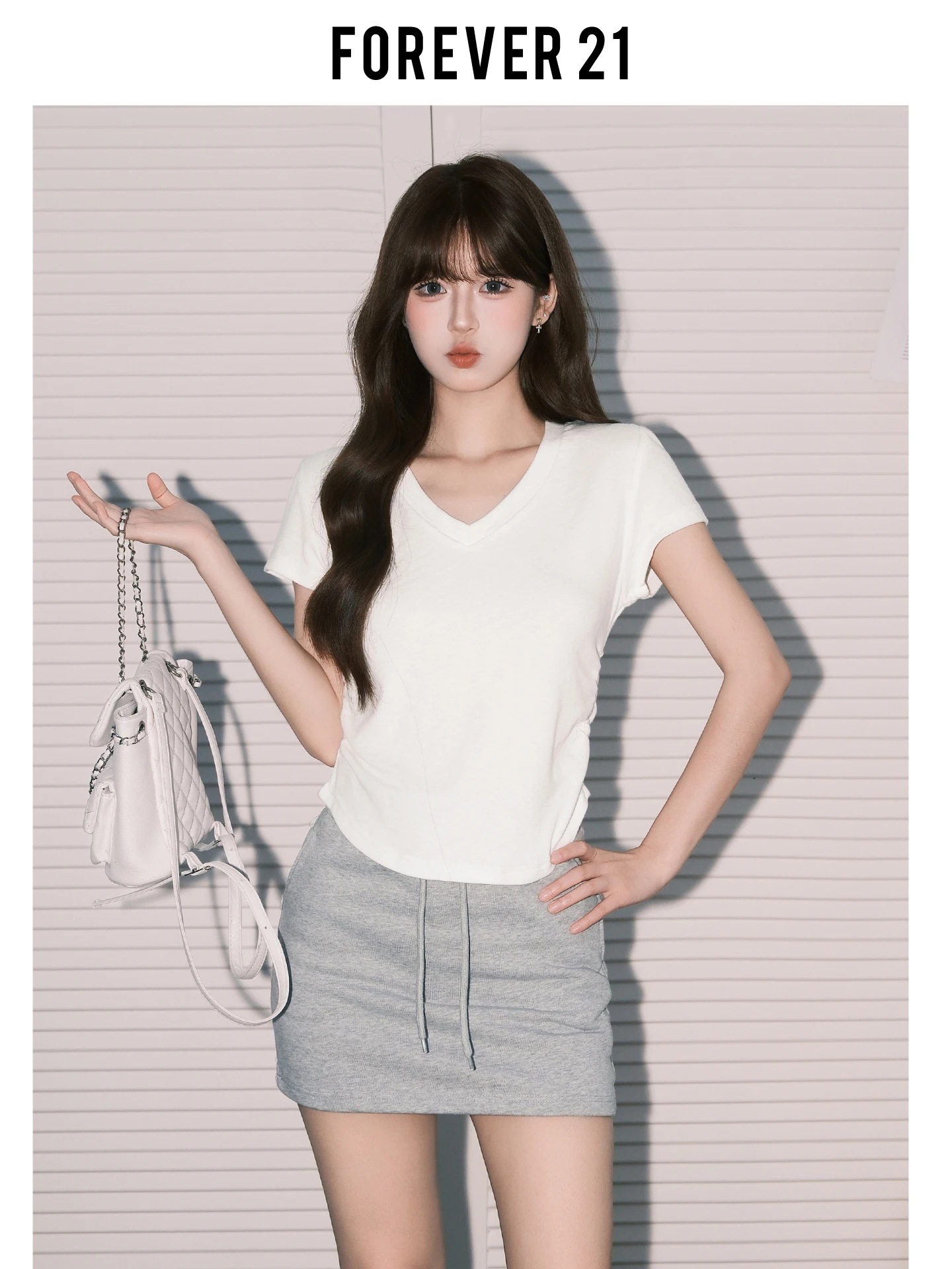 Camiseta Feminina Forever 21 Estilo Coreano Simples Branca com Decote V e Manga Curta, Top Versátil de Verão com Efeito Emagrecedor e Ombros Largos