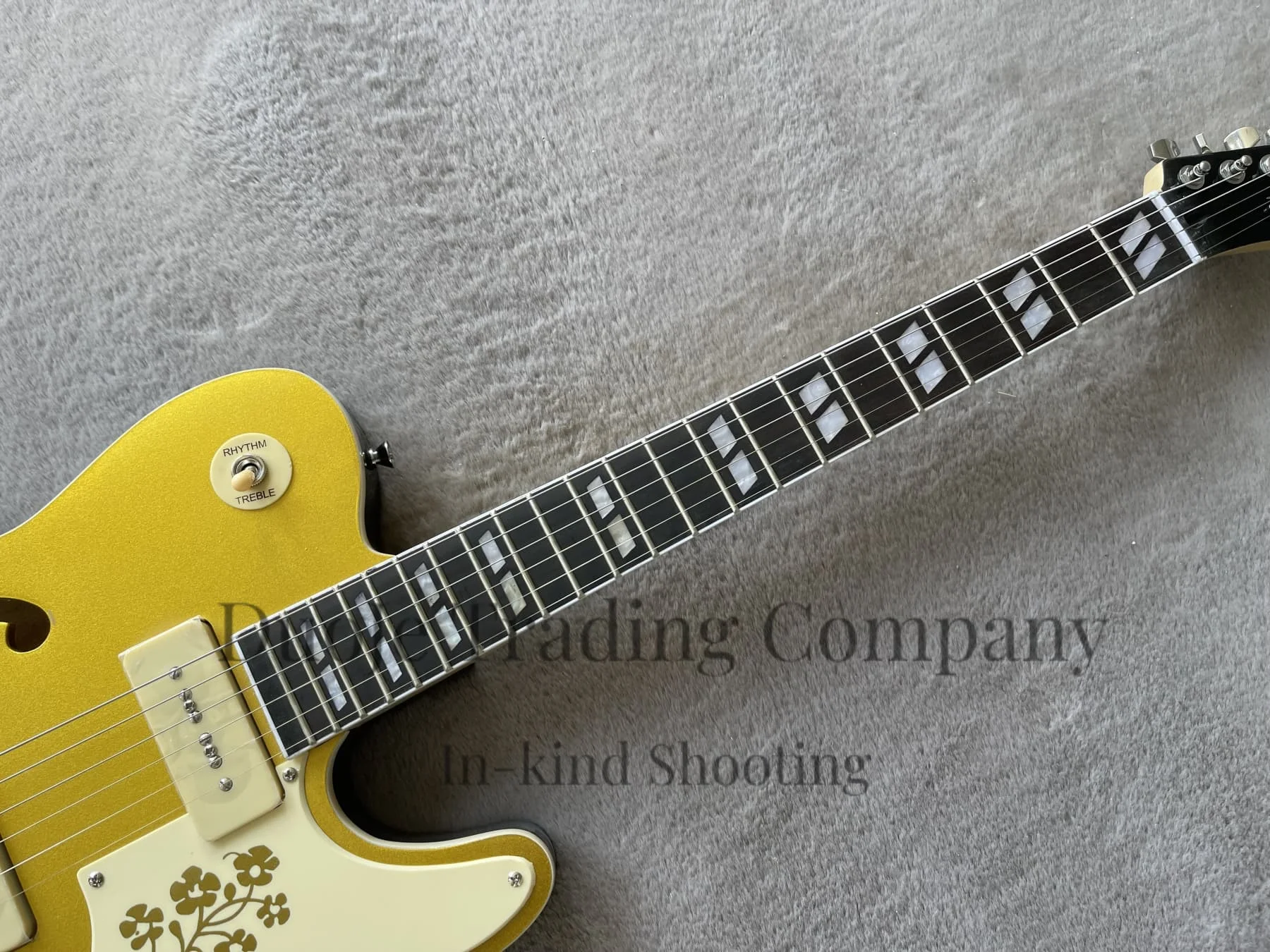 Factory custom, golden guitar, semi-hollow body, maple neck, fixed bridge, P90 pickup, cream guard