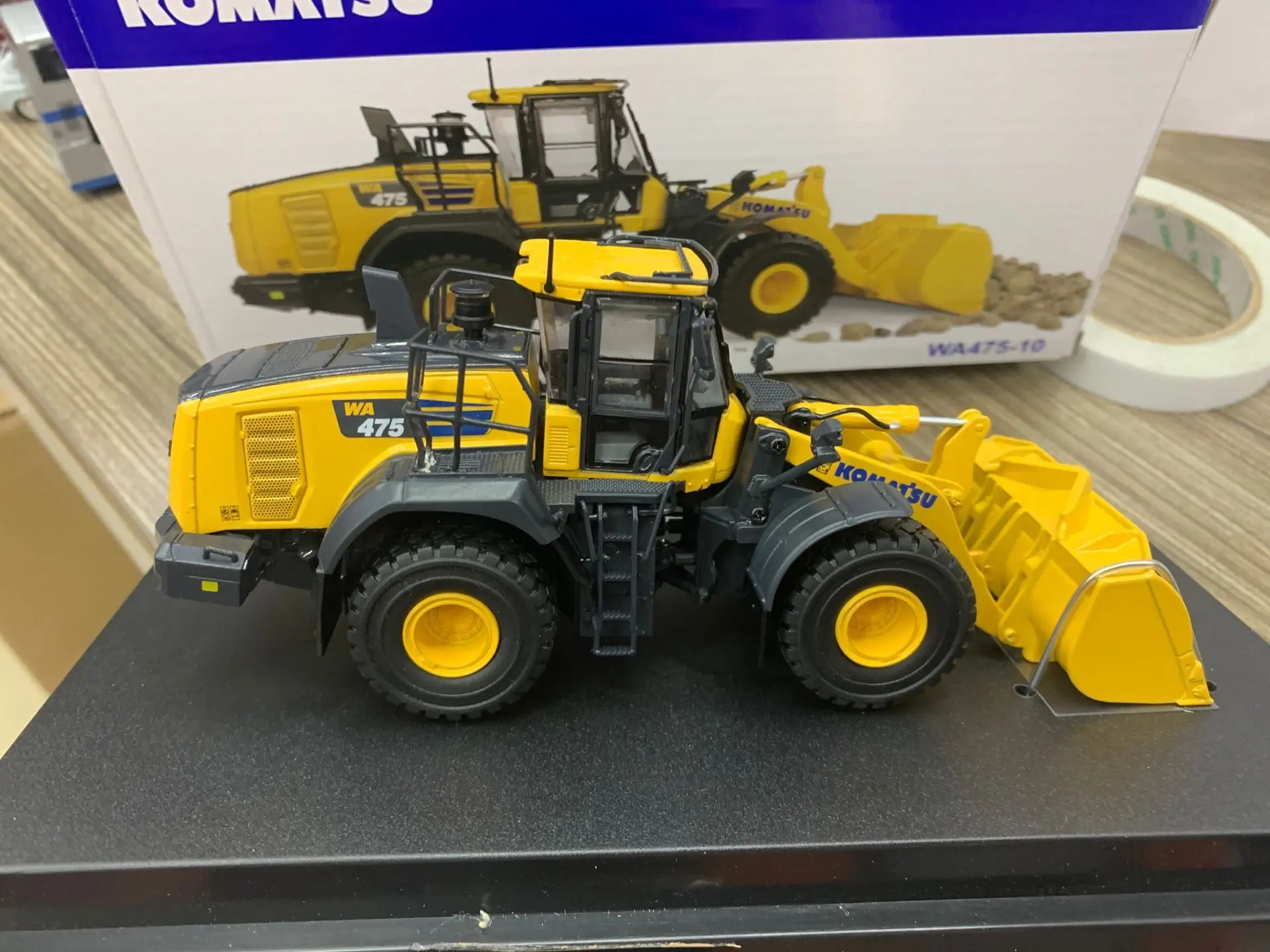 Komatsu WA475-10 Wheel Loader 1/50 Scale DieCast Model UH8146 New in Original Box