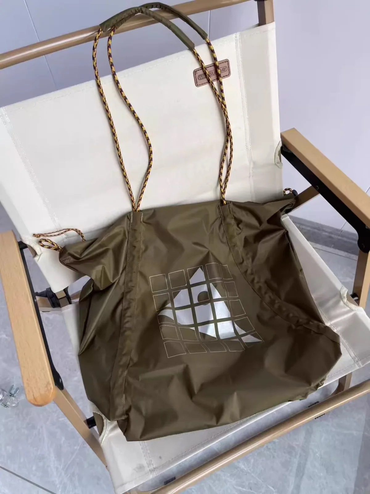 สินค้าใหม่ปี 2025 กระเป๋าสะพายไหล่น้ําหนักเบาและพกพาได้ 23 ลิตรกระเป๋าสีเฉียง ช้อปปิ้งแบบพกพา