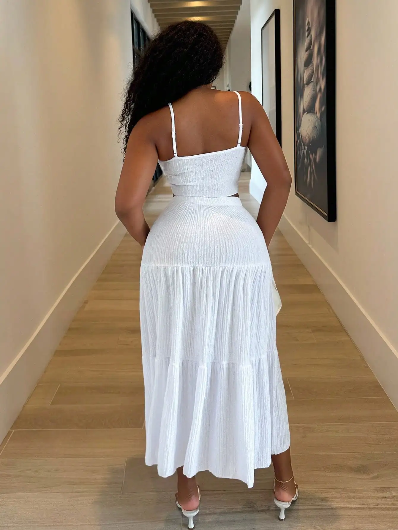 

Белый комплект из женского топа-камизоли и длинной юбки миди