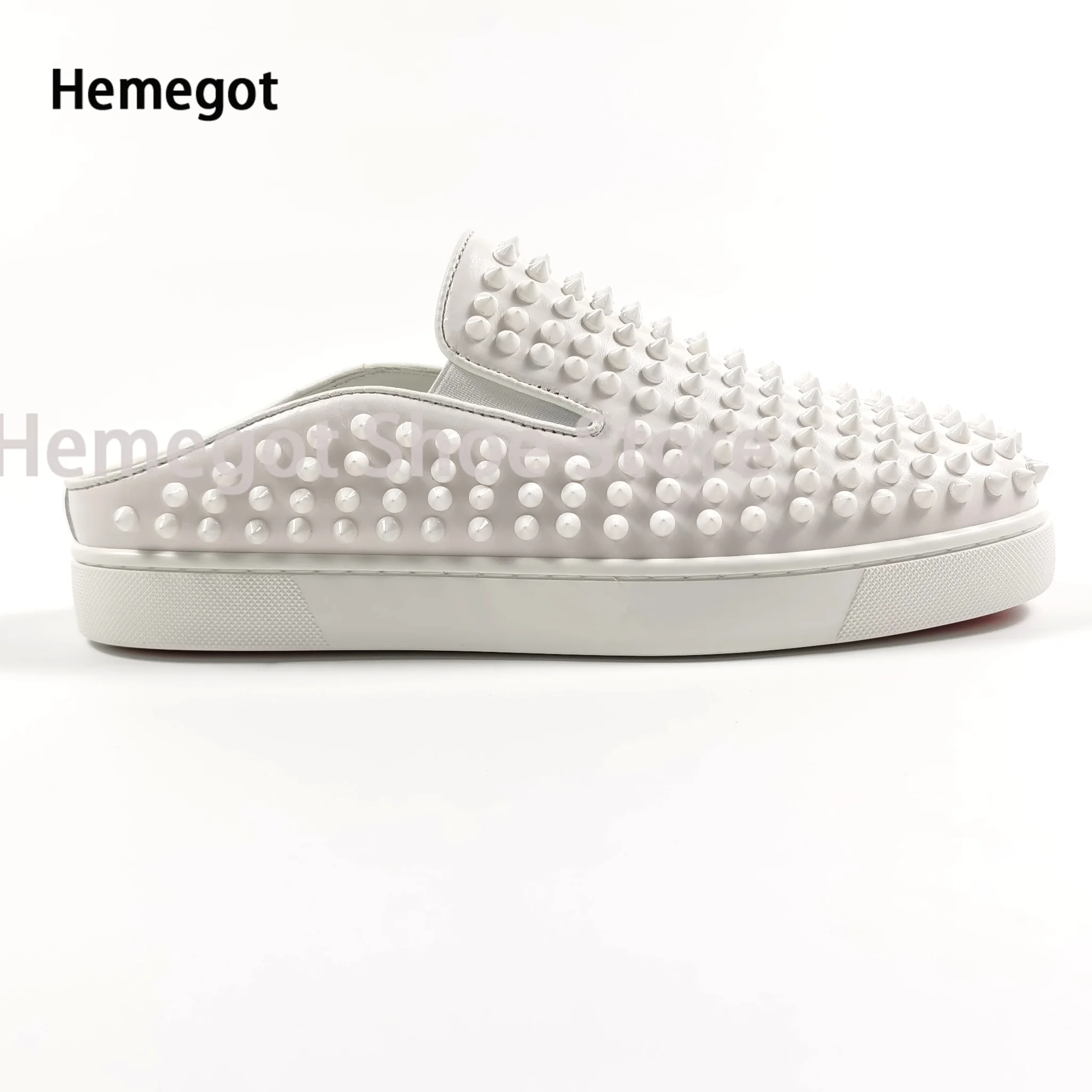 Pantofole da uomo rivettate bianche in pelle Low Top Flat Casual Shoes maschi marca rivetti neri di alta qualità mocassini con suola spessa