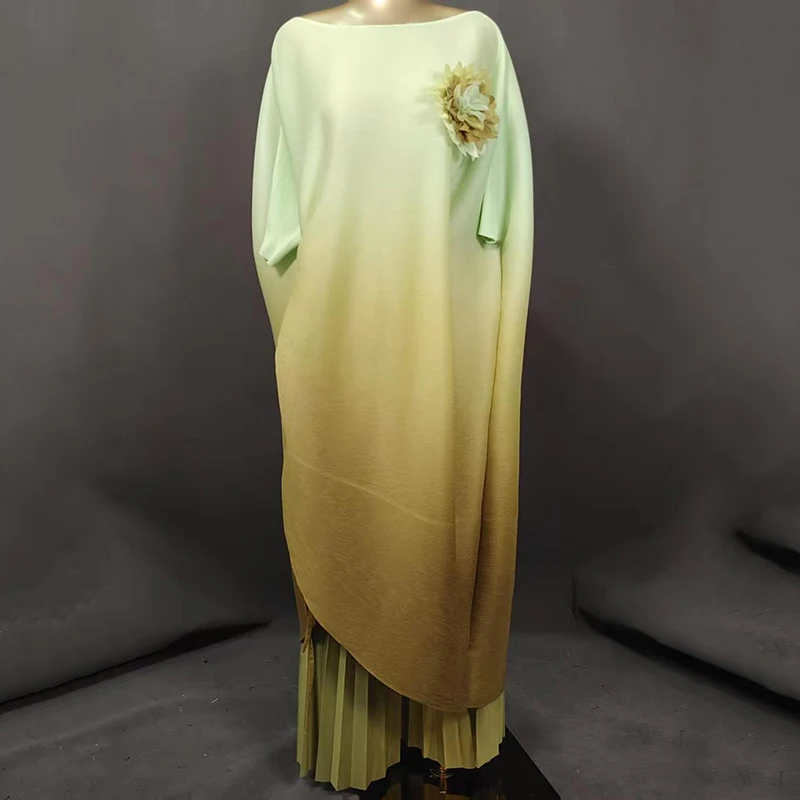 ชุดเซ็ต 2 ชิ้น ดีไซน์จีบพลีท YFPF Miyake สำหรับผู้หญิง ลายไล่สี พร้อมเชือกผูกเอว แต่งลายดอกไม้ 3 มิติ ตัดต่อผ้า ชุดเดรสยาว แฟชั่นฤดูใบไม้ร่วง 2025 เสื้อผ้าใหม่