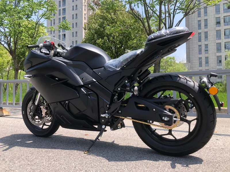 The Electric Motorcycle with Chain Version of the Mid-mounted Motor Has a Fast Power Speed Fixed by the Chain