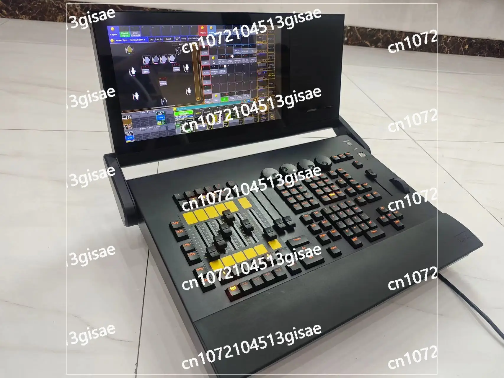 

Система сценического освещения и DMX-пульт. Новое командное отделение M. A2 оснащено дисплеем.