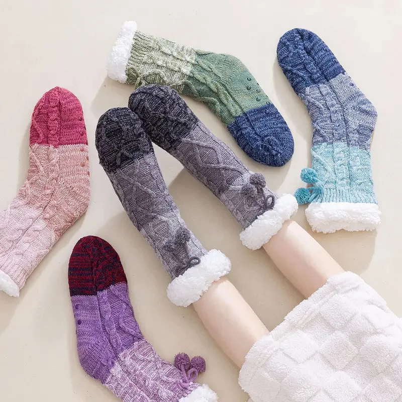 Lammwolle Herbst und Winter verdickte warme mittlere Röhrensocken farblich passende süße Haarball rutschfeste Silikon-Bodensocken