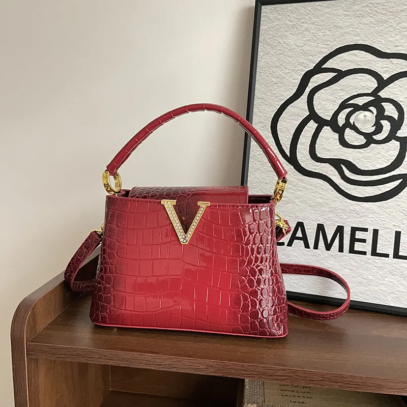 

Роскошная текстурированная сумка-тоут 2026: Вместительная сумка через плечо с эффектом крокодиловой кожи, трансформируемая в сумку-кроссбоди