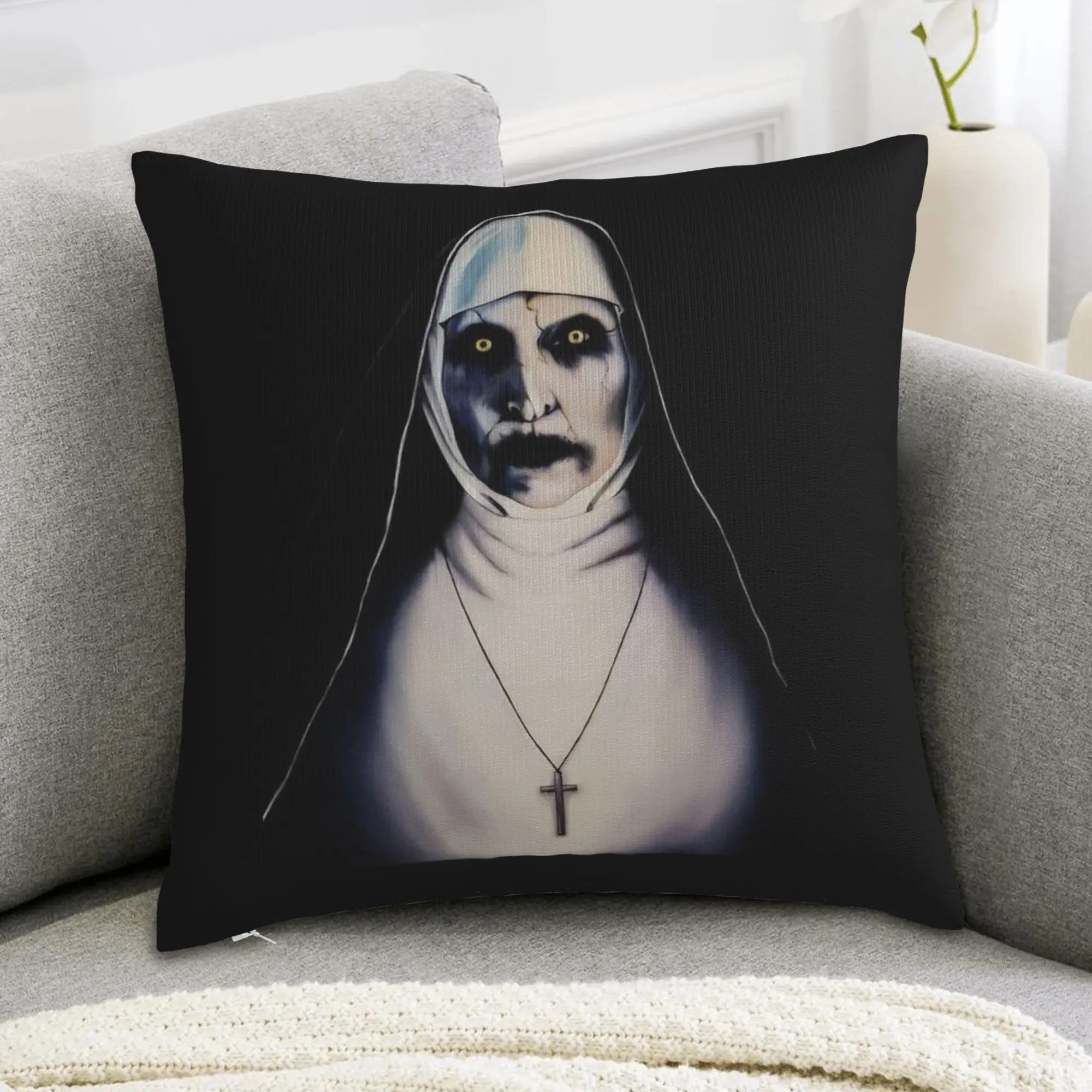 قطعة واحدة من غطاء وسادة فيلم The Conjuring Horror - طباعة مزدوجة الجوانب مقاس 18 × 18 بوصة، تصميم مستوحى من الراهبة مع سحاب غير مرئي