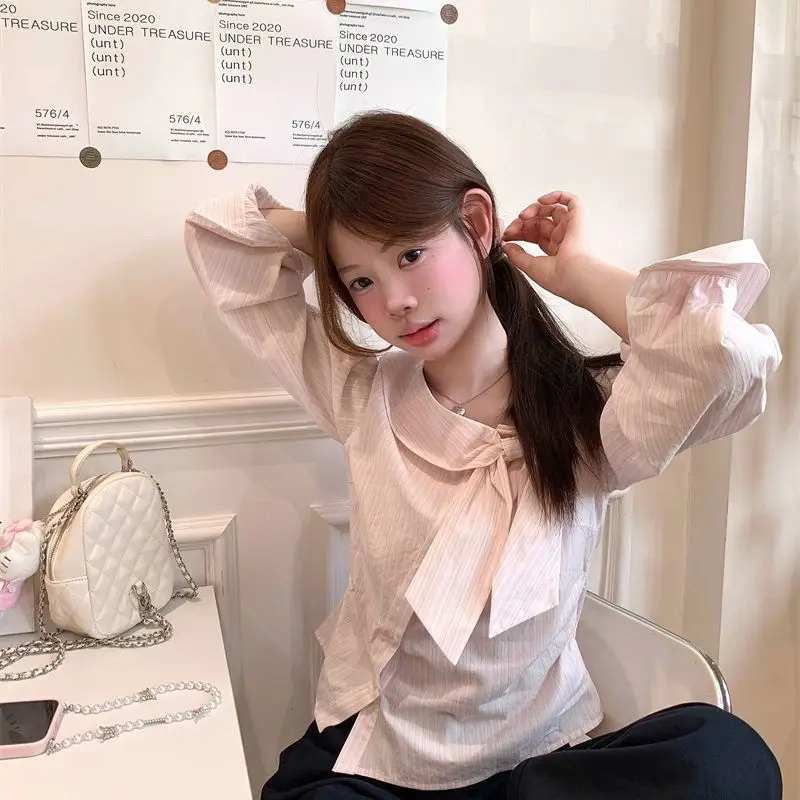 قميص نسائي مخطط بأكمام طويلة بفيونكة حلوة لخريف 2025 بتصميم غير منتظم بلوزة كورية أنيقة ومتعددة الاستخدامات