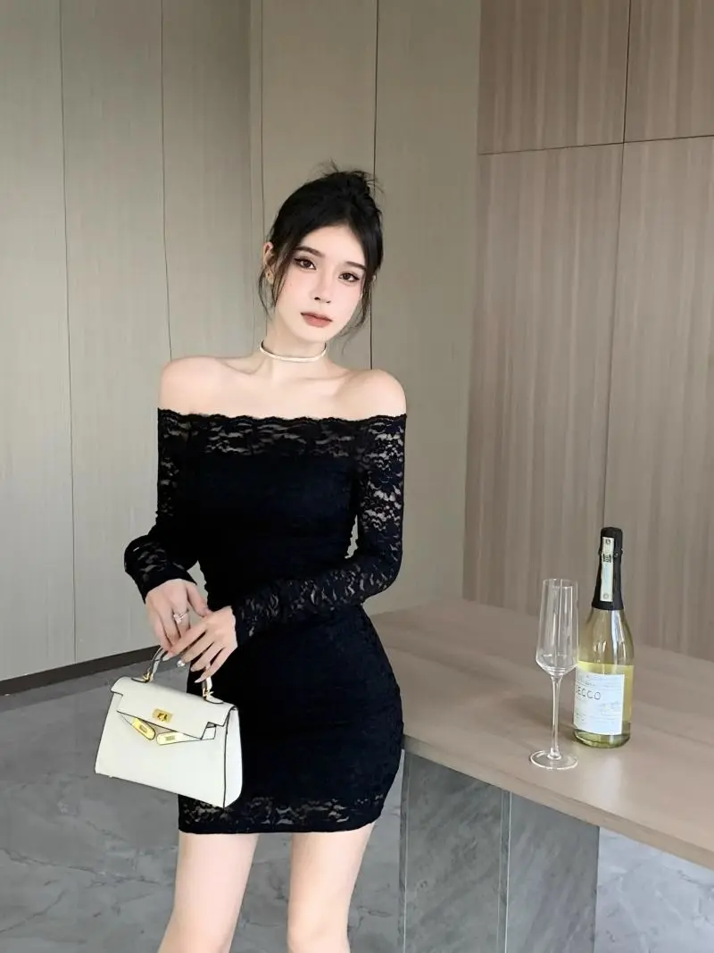 สังคมที่หรูหรา ชุดเดรสกระโปรงสั้นกระชับสัดส่วนลูกไม้ไหล่เดียวที่สวยงามและบริสุทธิ์