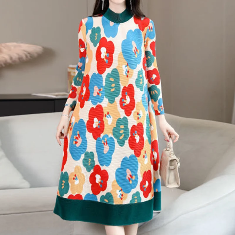 Geplooide silhouet elastische jurk met een vleesblokkerend ontwerp, handgemaakte geplooide maxi-jurk met bloemknop