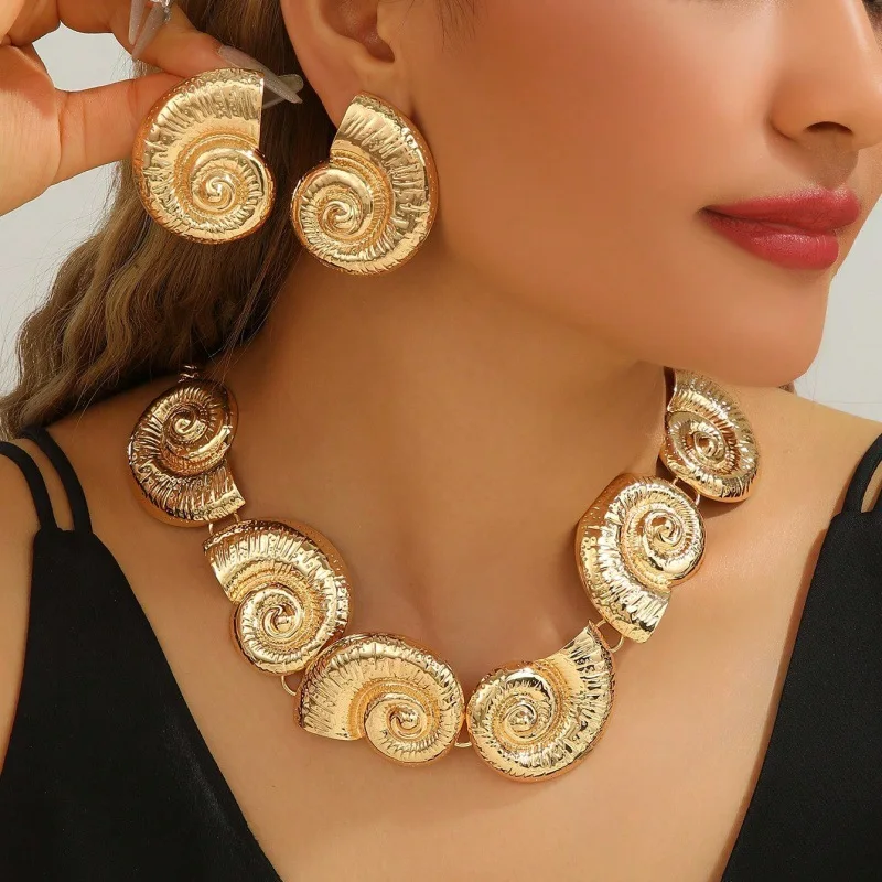 Exquisite gift box packaging European and American cross-border jewelry exaggerated conch collar pendant