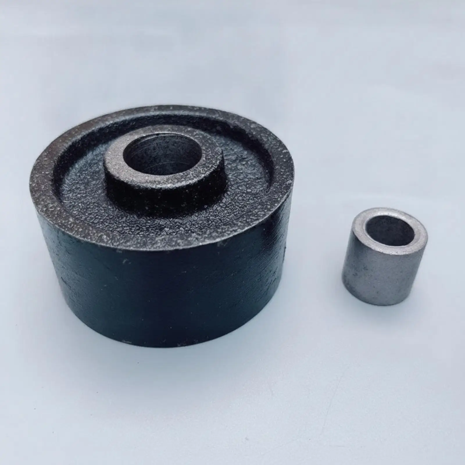 ジャッキ交換用パーツとして使用できる、高荷重対応のキャスター。中央に取り付け穴があり、滑らかな回転を実現。頑丈なスチール製鋳鉄製。