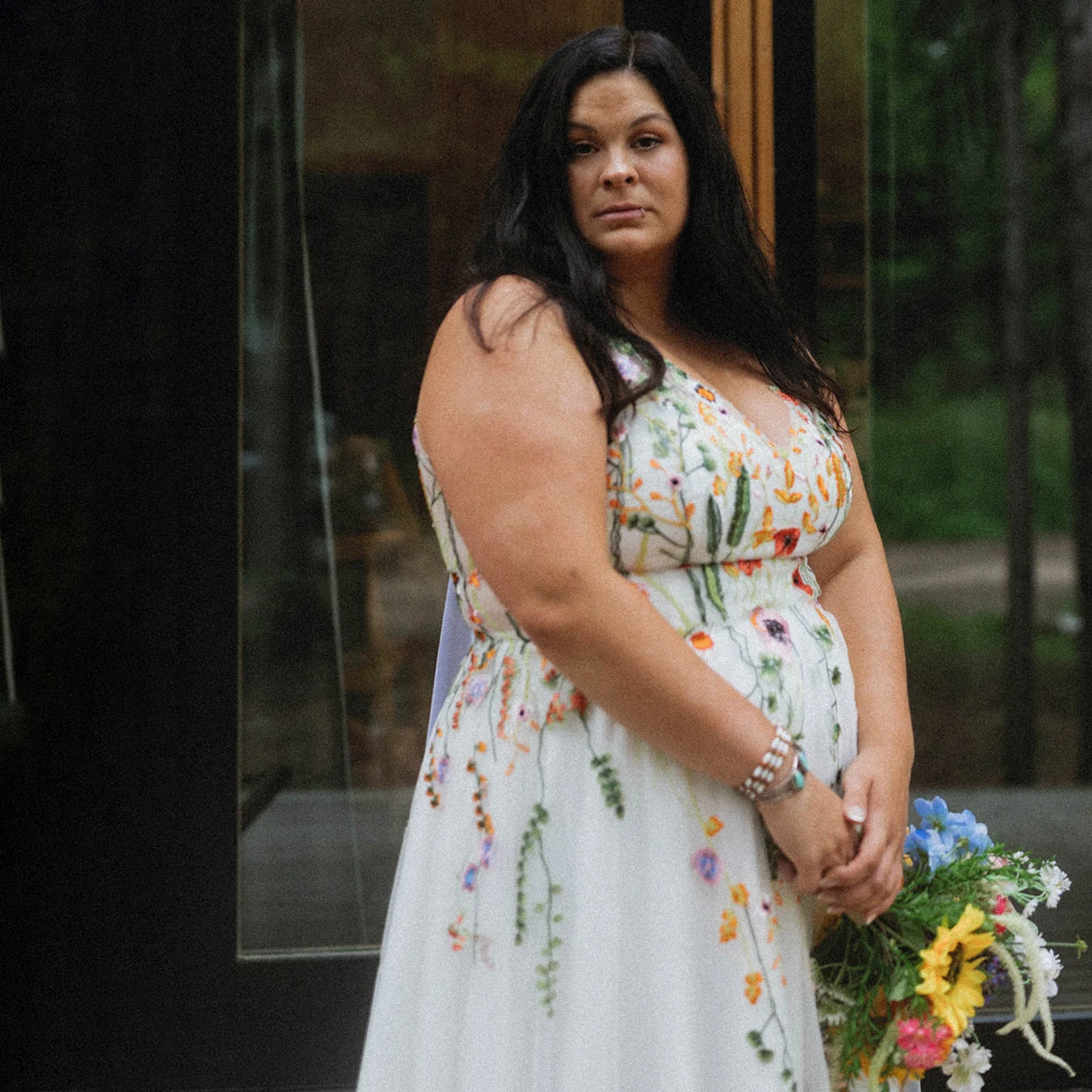 刺繍カラフルなブライダルドレスノースリーブ V ネックオープンバックブラシトレイン特大カスタマイズされた私奔結婚式の花のドレス