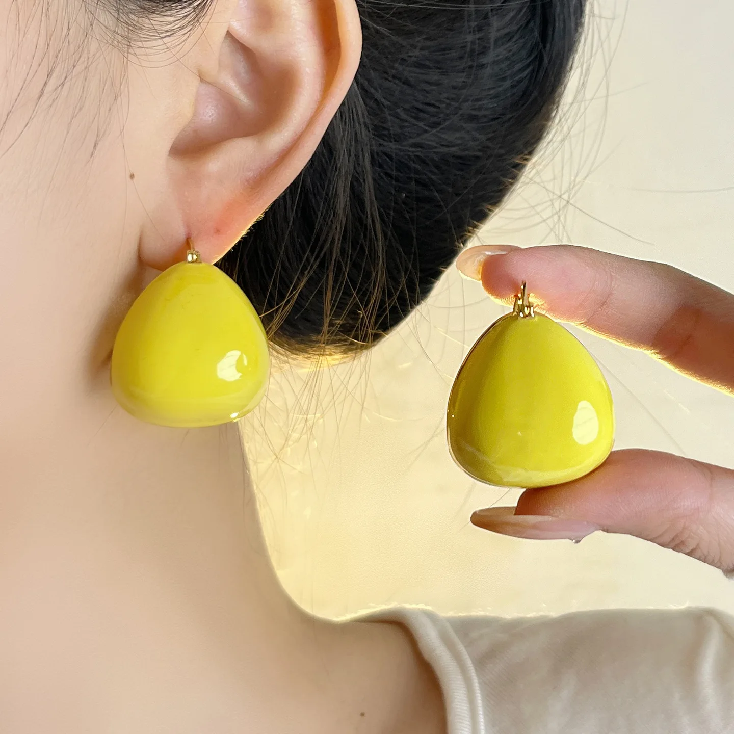 Vintage Contrast Enamel Water Drop Huggie Earrings Women Light Luxury Metal Earrings Elegant Autumn Winter Fashion Jewelry