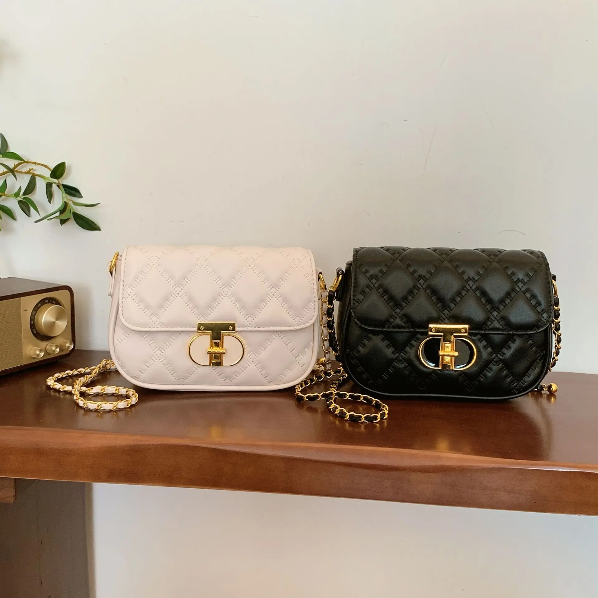 حقيبة مربعة مبطنة لعام 2025، محفظة كتف للخريف للنساء، حقيبة كروس بحزام على شكل سلسلة، حقيبة متعددة الاستخدامات من اليوم إلى الليل، حبال مزخرفة #4