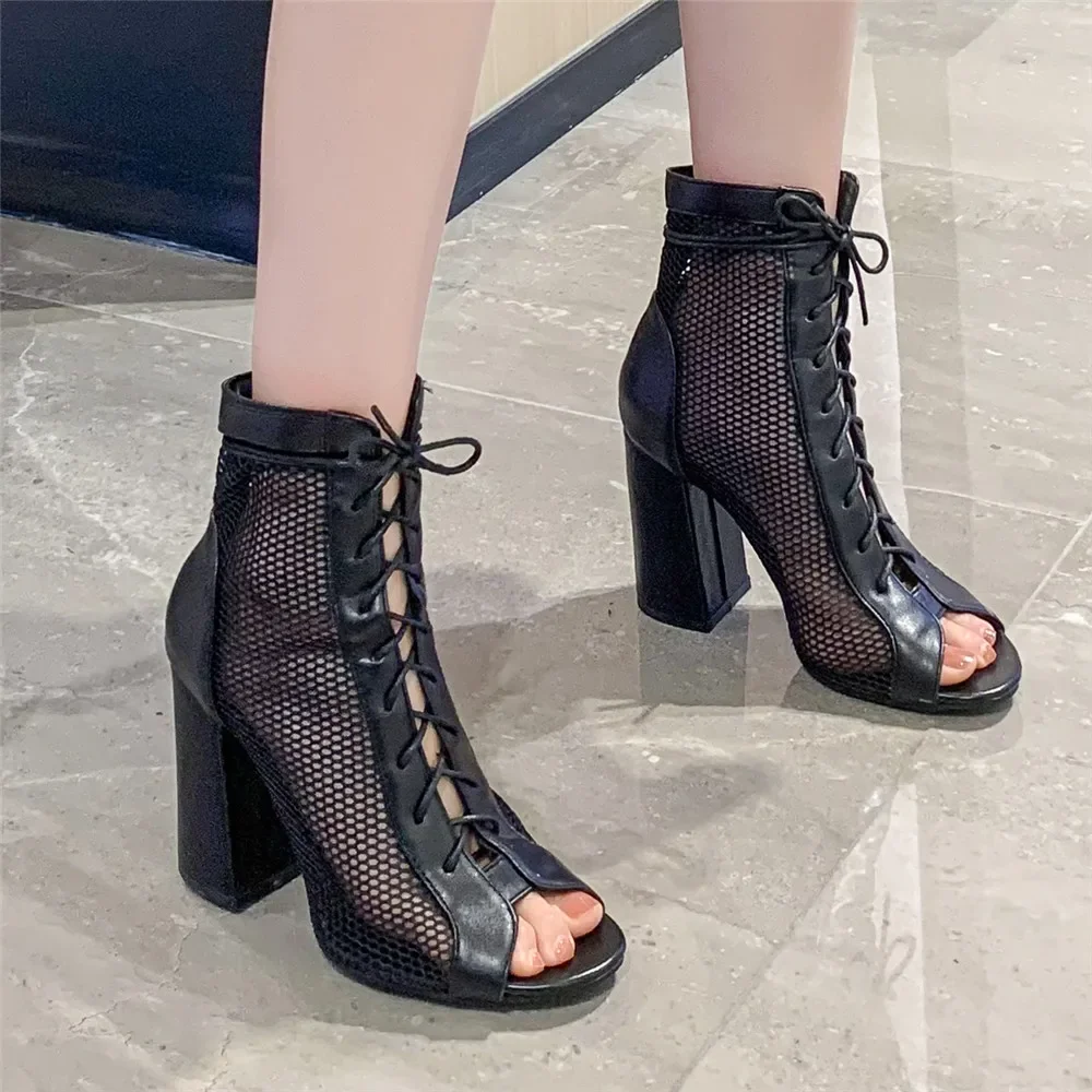 

2025 Новые ботинки с открытым носком Сапоги из полой сетки Летние ботильоны на шнуровке Повседневные босоножки на массивном каблуке Черный абрикосовый высокий каблук Размер 43 44