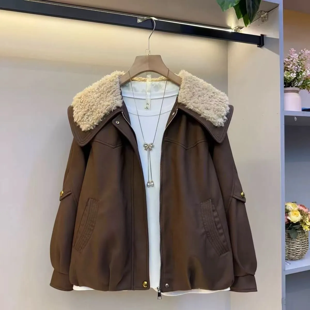 Retro Lamb Fur Coat Women's Fleece Lined Leather Jacket Warm Stylish Versatile Winter Fashion Short Zipper Pocket Jacket Top