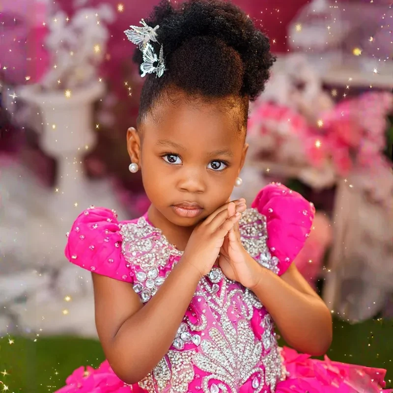 Abiti da ragazza di fiori fucsia lussuoso abito da ballo per bambini piccoli maniche corte cristalli Tulle a strati primo vestito da festa di compleanno