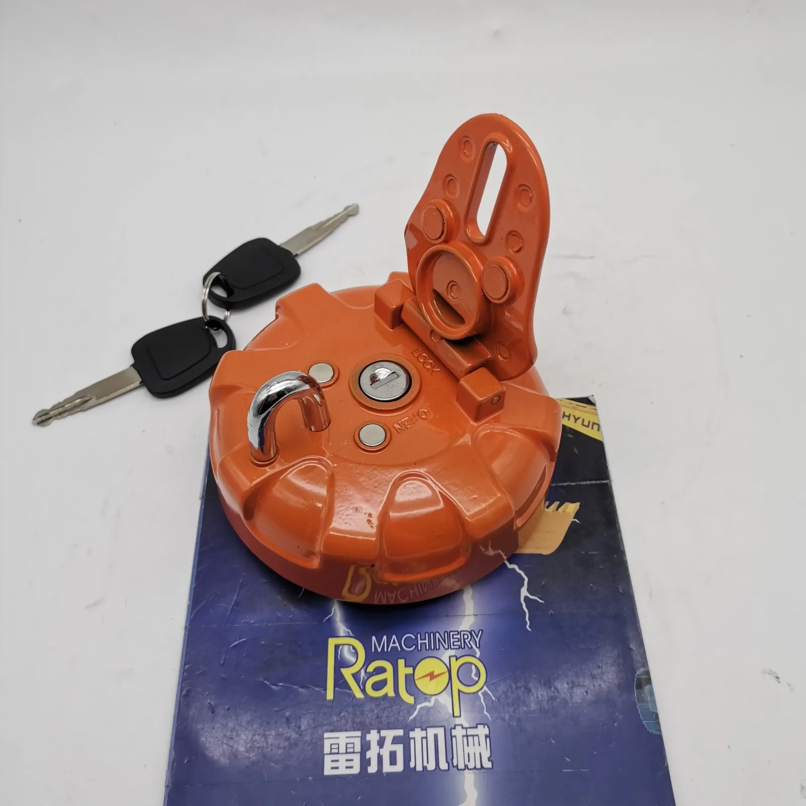 

Excavator Fuel Tank Cover K1004266 K1004166 2188-9008 2188-9004 110911-00126 21889008 21889004 for DH200 DH225-7 DH300 CX210B