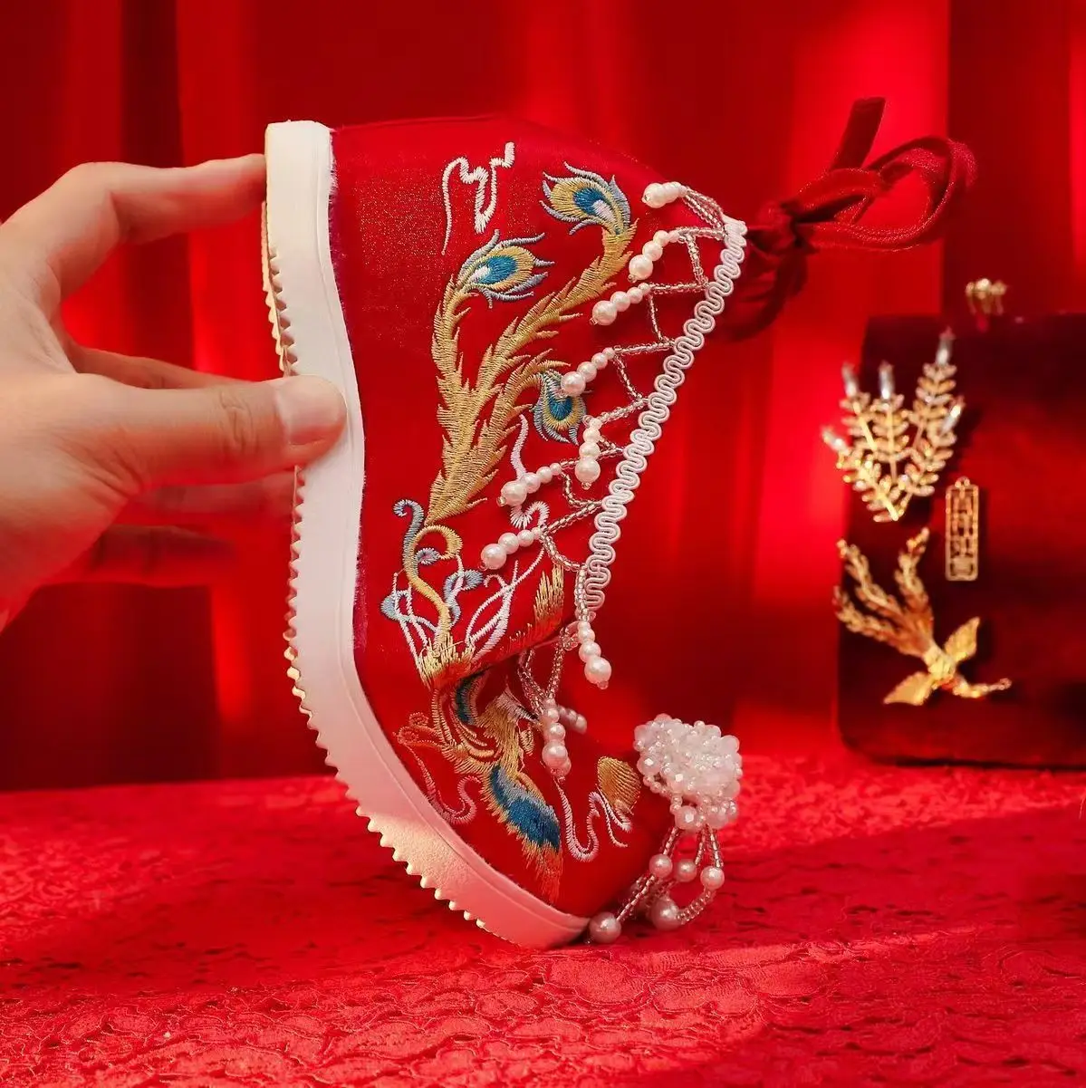 Chaussures de mariage brodées rouges pour femmes, Style ethnique, chaîne interne accrue, pompon de perles, lanière de cheville peu profonde, chaussures Hanfu, nouvelle collection