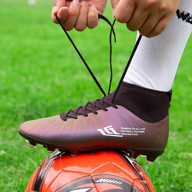 Scarpe da calcio da uomo e da donna di alta qualità tacchetti leggeri da allenamento calzini da calcio stivaletti sportivi alla caviglia Sneakers a punta lunga tappeto erboso Futsal