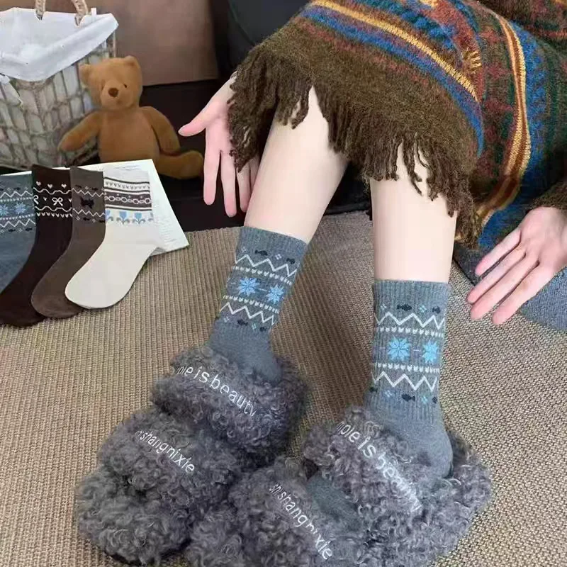 4 pares de calcetines cálidos de estilo étnico Fer Island Otoño Invierno para mujer nuevos calcetines apilados calcetines de tubo medio estilo Ins calcetín versátil para mujer