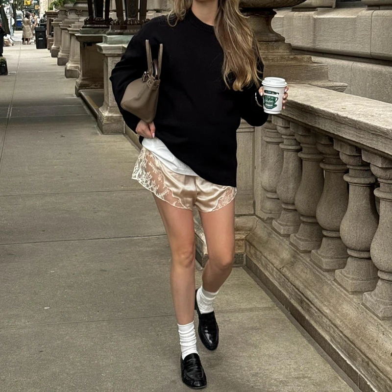 Combhasaki Pantaloncini di seta in raso con finiture in pizzo asimmetrico da donna Moda estiva Dolce Y2k Pantaloni femminili setosi Vacanza Lady Loungewear