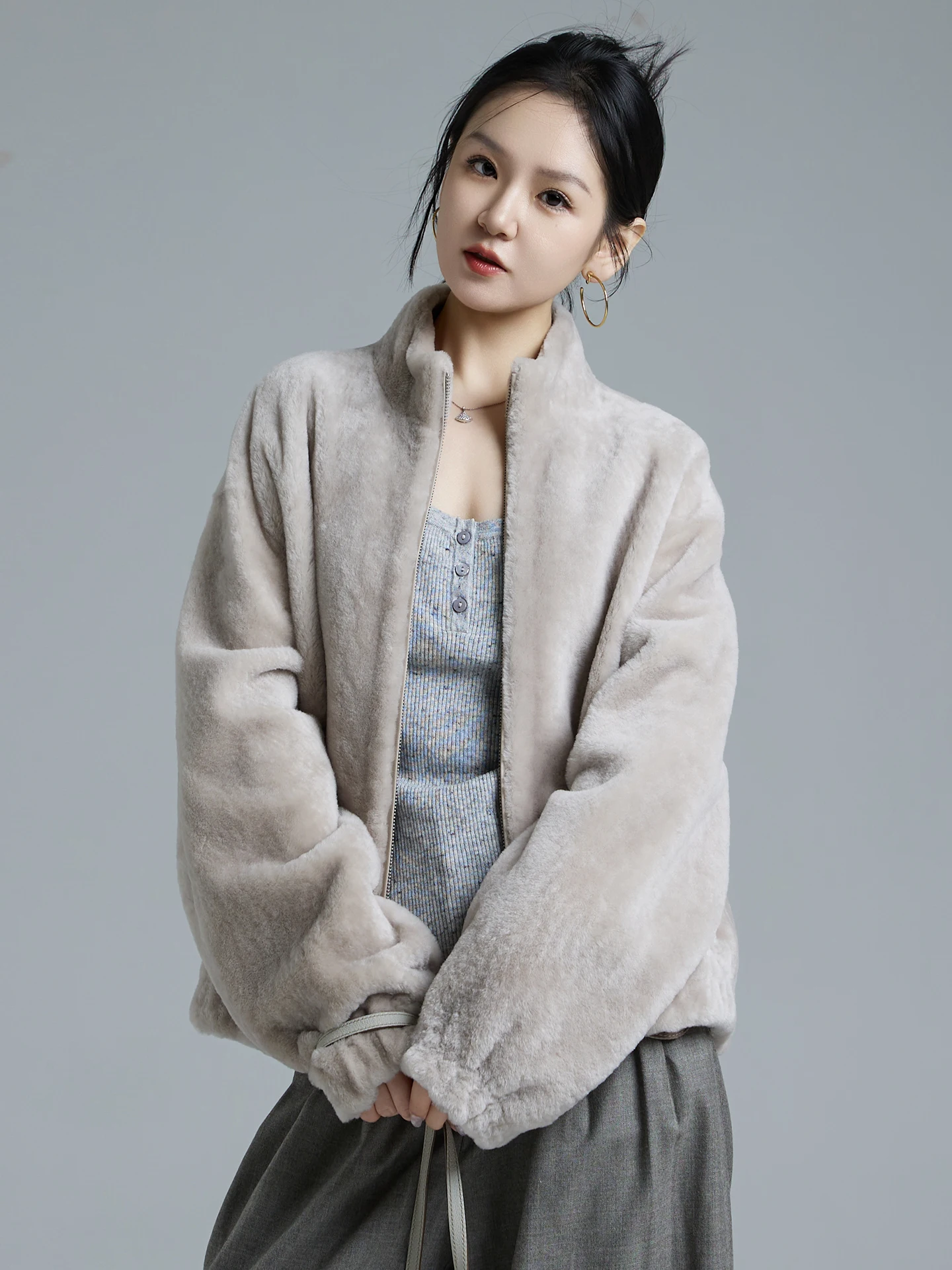 معطف فرو من جلد الغنم الطبيعي من AYUNSUE للنساء سترة من الجلد الحقيقي سترات شتوية للسيدات 2025 ملابس فاخرة فضفاضة مناسبة