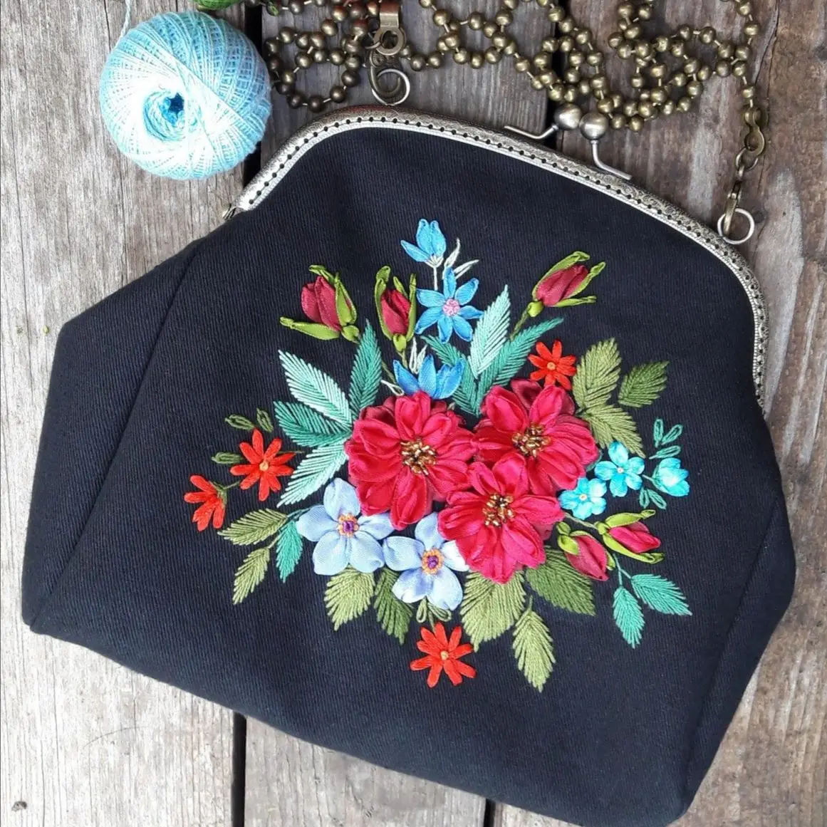 Lost in Vintage Floral Leaf Embroidery Cross-Body Pouch Kiss Lock Clasp Metal Frame Bag Embroidered Purse Hand-embroidered