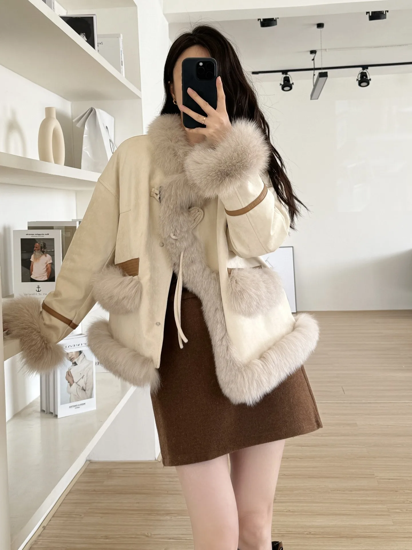 Floating light Berlin 2025 winter new temperament horn buckle fox fur jacket women's white goose down jacket tide