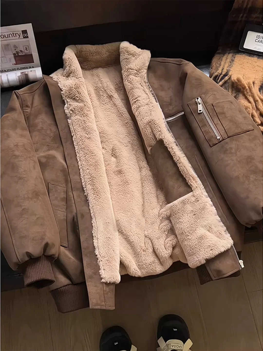 

Мужская зимняя утепленная куртка в стиле ретро, американского дизайна, кофейного цвета, с флисовой подкладкой, из хлопка, с воротником-стойкой из овечьей шерсти, кожаные элементы