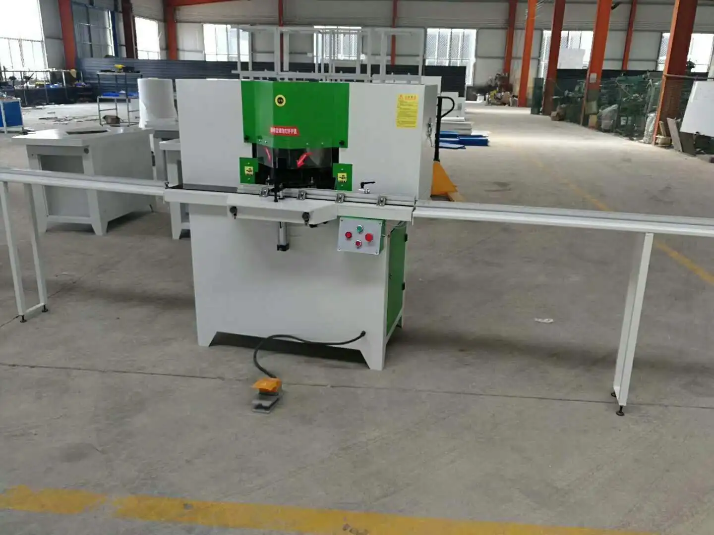 آلة قطع زاوية المنشار ذات الرأس المزدوج عالي الكفاءة من QK لمعالجة مشطوفة 45 درجة للألمنيوم والخشب والبلاستيك والأكريليك